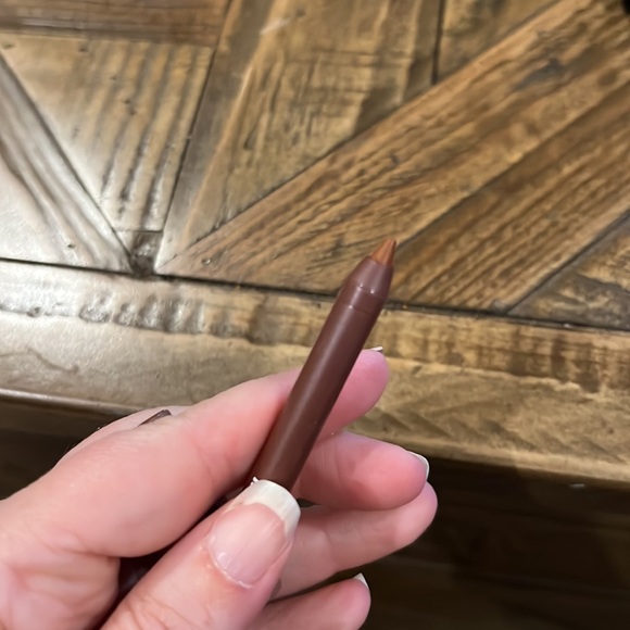 New assortment of lip and eye liners. - Picture 7 of 15